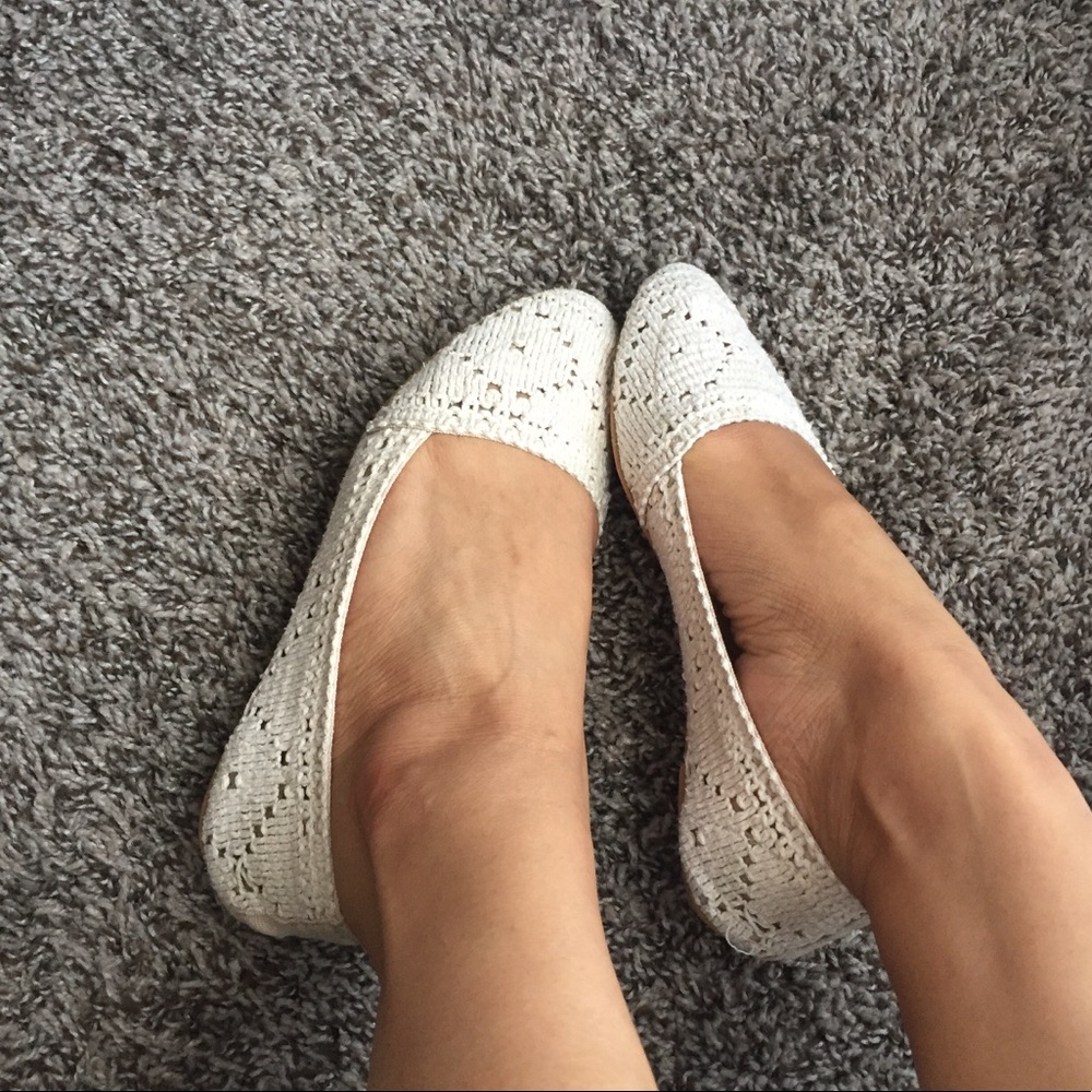 UO CREAM CROCHET FLATS (SIZE 6)